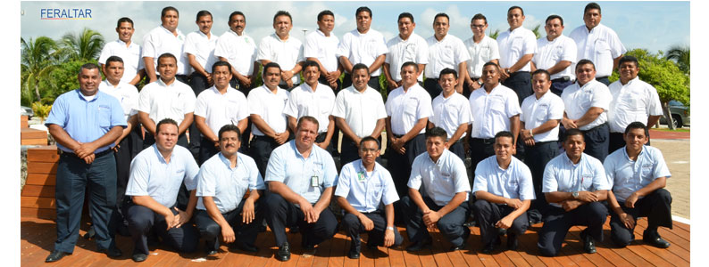Representantes de Cancun Transfers al servicio de nuestros clientes